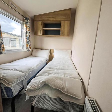 Homely 8 Berth Caravan At Dovercourt Holiday Park, Essex Ref 44201H Great Oakley  Exterior foto
