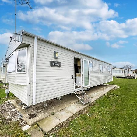 Homely 8 Berth Caravan At Dovercourt Holiday Park, Essex Ref 44201H Great Oakley  Exterior foto