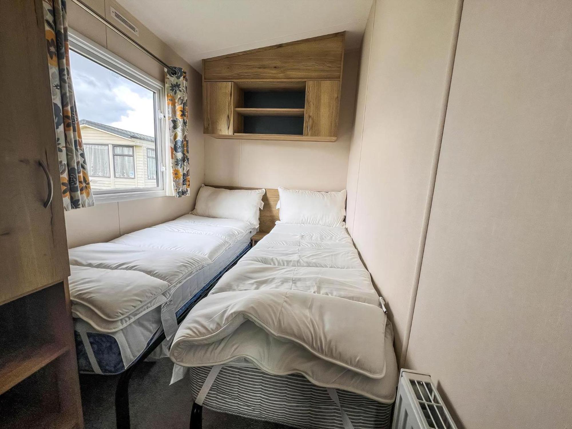 Homely 8 Berth Caravan At Dovercourt Holiday Park, Essex Ref 44201H Great Oakley  Exterior foto