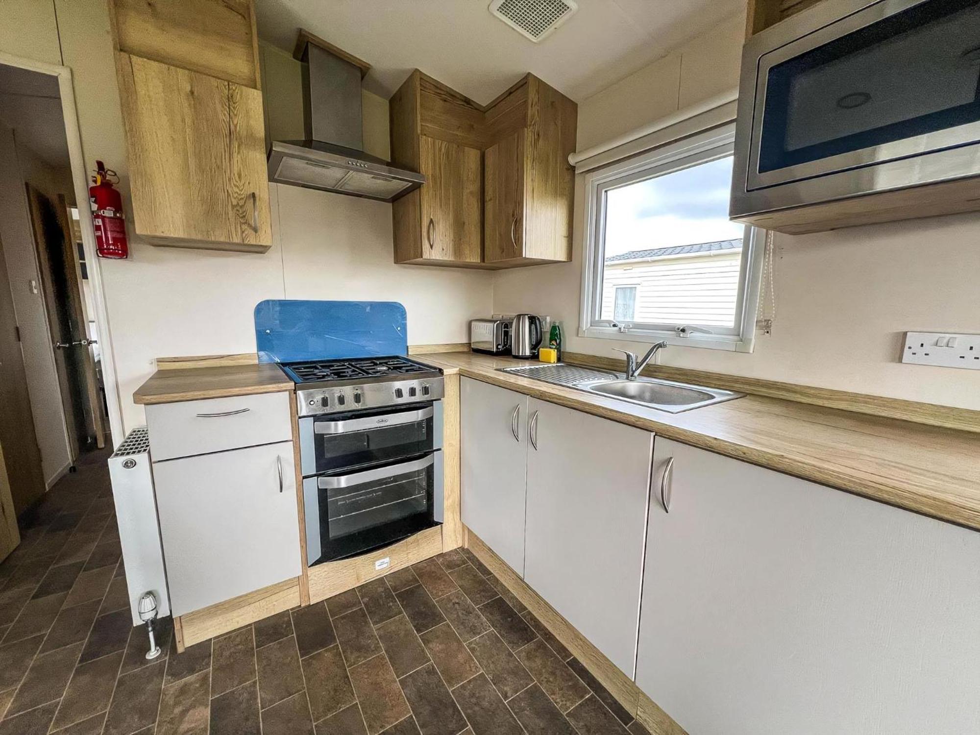 Homely 8 Berth Caravan At Dovercourt Holiday Park, Essex Ref 44201H Great Oakley  Exterior foto